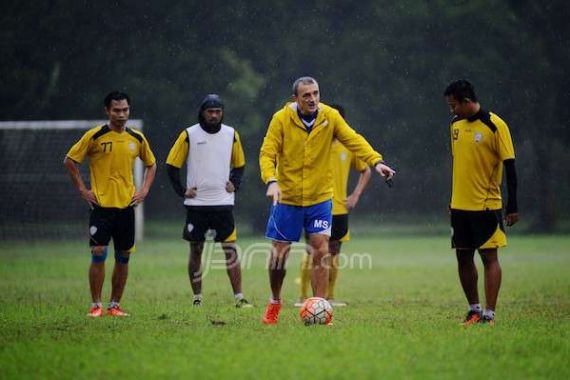 Arema Tetap Nekat Bawa Dendi ke Serui - JPNN.COM