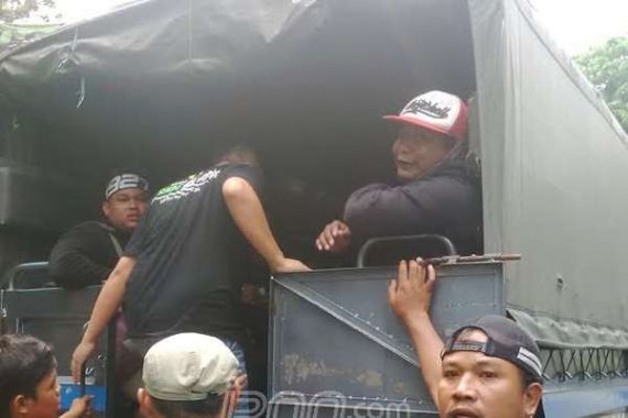 Rombongan Terakhir Bonek Pulang ke Jawa Timur - JPNN.COM
