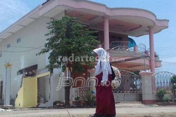 Sori, Bos Warteg Masih Ogah Rumahnya Digusur untuk Jalan Tol - JPNN.COM