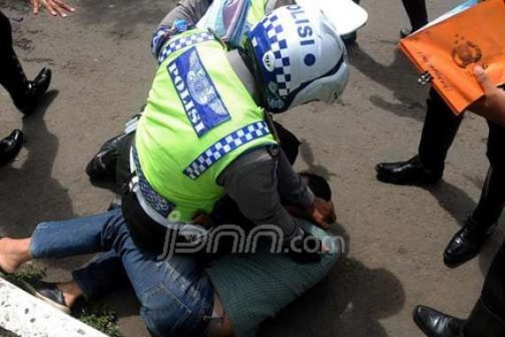 Edan! Kena Tilang Kok Malah Gampar Polisi...Beginilah Jadinya - JPNN.COM