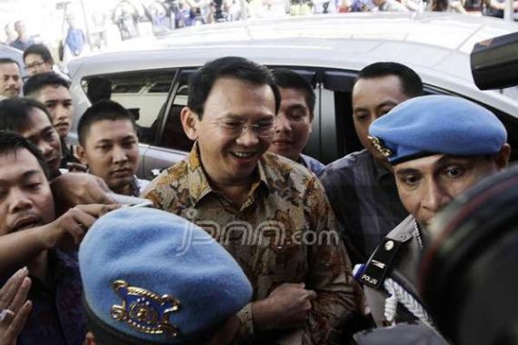 Tiba di Mabes Polri, Ahok Lempar Senyum, Lambaikan Tangan, Lalu... - JPNN.COM