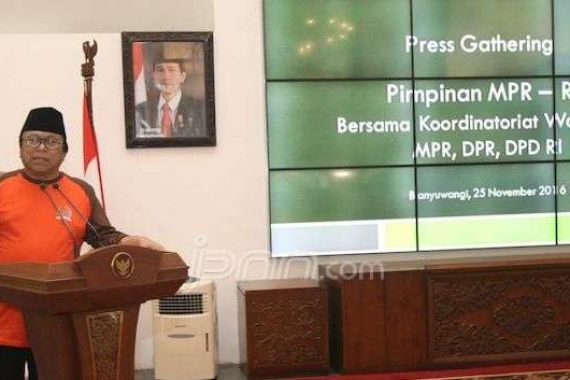 Oesman Sapta Harapkan Wartawan Parlemen Jaga Kewibawaan MPR - JPNN.COM