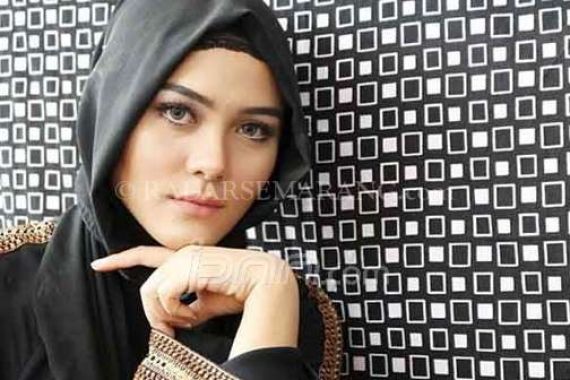 Gadis Cantik Berhijab dengan Segudang Talenta - JPNN.COM