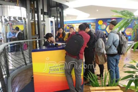 Tolooong! Server Ngadat, Calon Pembeli Tiket AFF Serbu Konter - JPNN.COM