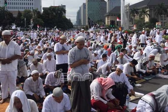Ustaz Arifin Pimpin Massa Berzikir, Asma Allah Menggema di Monas - JPNN.COM