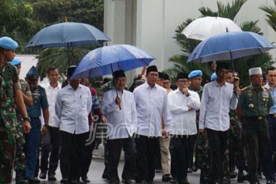Diguyur Hujan, Jokowi-JK Ikut Jumatan di Monas - JPNN.COM