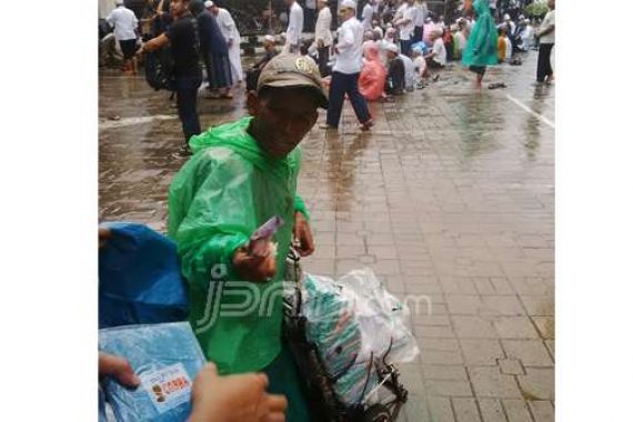 Hamdalah.. Berkat Hujan di Monas, Pak Pardi Dapat Penghasilan Seminggu - JPNN.COM