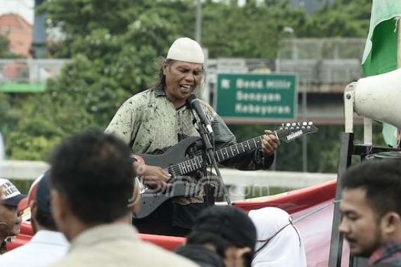 Aksi di Monas Usai, di Depan DPR Baru Mulai - JPNN.COM