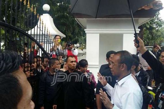 Walah...Ternyata Markas Kemenpora Juga Digeruduk Demonstran - JPNN.COM