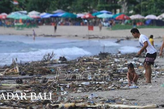 Pantai Kuta Mulai Kena Limpahan Sampah Kiriman - JPNN.COM