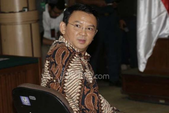 Ahok Jalani Persidangan, Pendukung Menari di Depan Pengadilan - JPNN.COM