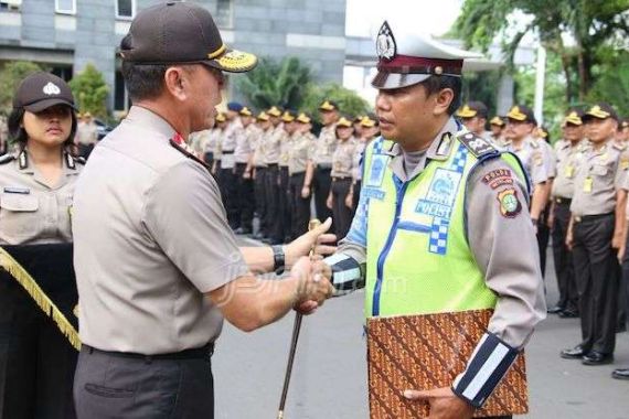 Polantas Korban Amarah Bu Dora Terima Penghargaan dari Kapolda - JPNN.COM