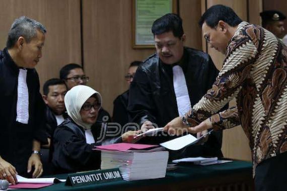 Yang Mulia, Mohon Tolak Eksepsi Ahok - JPNN.COM