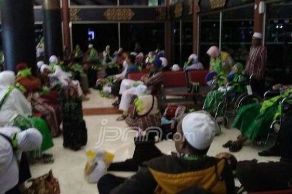 Duh, 300 Calon Jemaah Umrah Ditelantarkan di Bandara Soetta - JPNN.COM