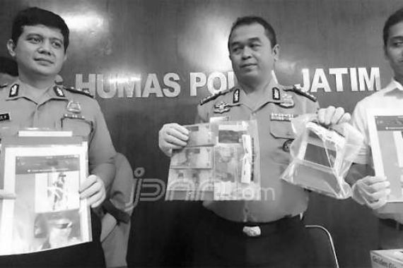 Tangkap Muncikari Ayam Kampus, Polisi Sita 3 Dus Kondom - JPNN.COM