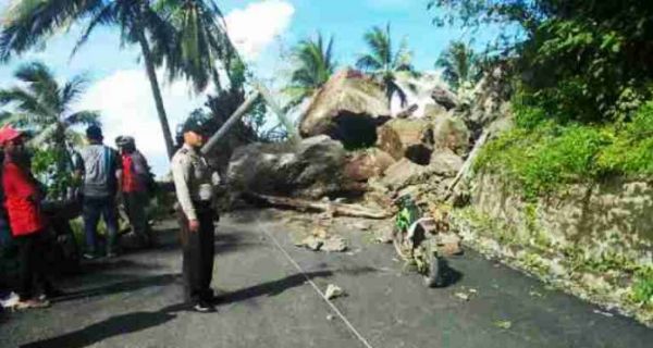 Tebing Batu Longsor di Pesbar, Jalinbar Macet Total - JPNN.com