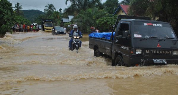 Pemkab Serangkan Bantuan, Warga Pasbar Diminta Tetap Waspada - JPNN.com