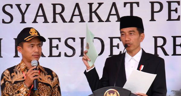 Jokowi Serahkan 25 Sertifikat Tanah Wakaf di Masjid Bengkulu - JPNN.com