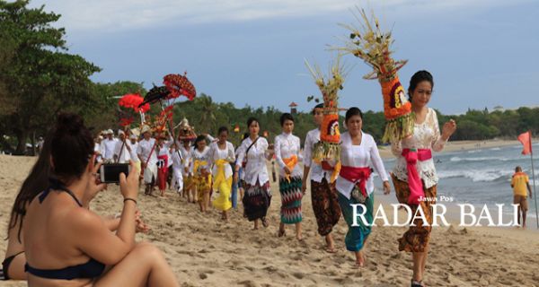 Wisatawan Ikut Khusyuk Nikmati Ritual Melasti - JPNN.com