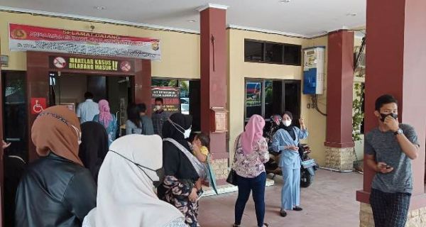 Puluhan Emak-Emak Mengaku Jadi Korban Penipuan Arisan Online, Mengadu ke Polda - JPNN.com