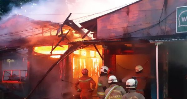 20 Kios Pasar Kayu Jati Ludes Terbakar, Sebegini Kerugiannya - JPNN.com