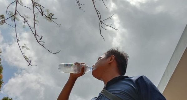 7 Manfaat Minum Air Hangat Campur Madu di Pagi Hari, Wanita Pasti Suka - JPNN.com