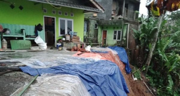 Dua Kampung di Sukabumi Diterjang Longsor - JPNN.com