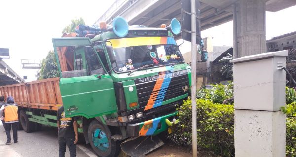 Truk Tronton Senggol Sepeda Motor di Jaktim, Lihat yang Terjadi - JPNN.com