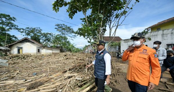 Banjir Bandang di Garut Akibat Kerusakan Alam - JPNN.com