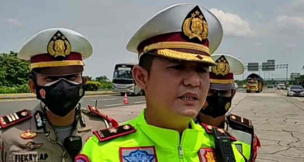 Karawang Macet, Polresta Cirebon Arahkan Kendaraan Besar Keluar Tol di GT Palimanan - JPNN.com