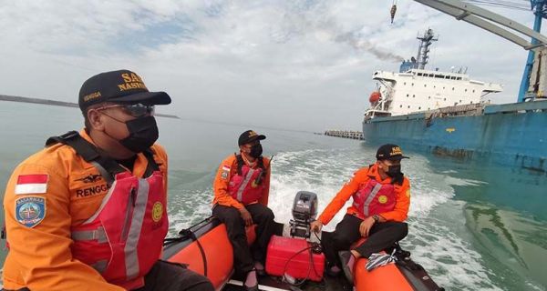 Perahu Terbalik di Pantai Menganti Cilacap, 2 Orang Hilang - JPNN.com