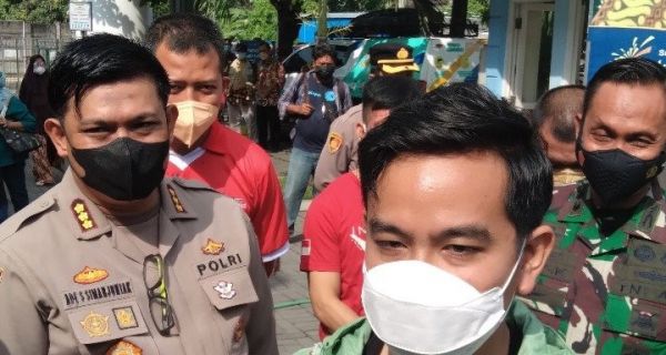 Daripada Gibran Basa-basi Siap Ikut Demo, Mending Langsung Telepon Bapaknya - JPNN.com