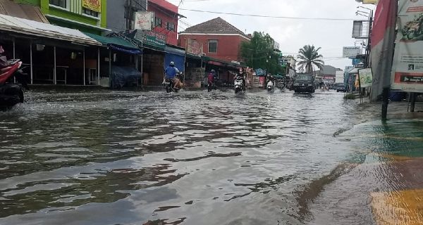 Sampai Sekarang Banjir di Tegal Alur Jakbar Belum Juga Surut, Warga Ogah Mengungsi - JPNN.com