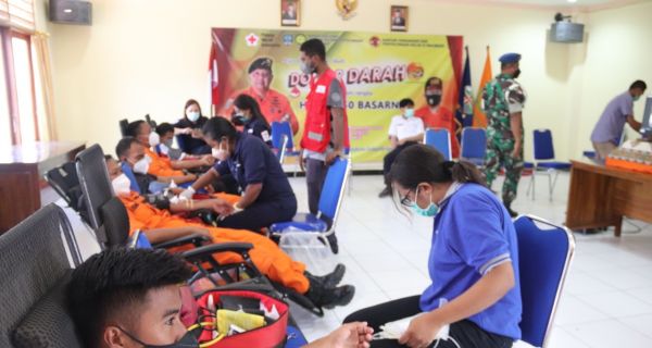 Sambut HUT Ke-50 Basarnas, Kantor Pencarian dan Pertolongan Maumere Gelar Aksi Donor Darah - JPNN.com