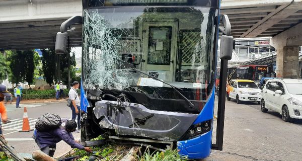 Kecelakaan Beruntun Transjakarta, Transjabodetabek, dan Mobil Kijang di Grogol - JPNN.com