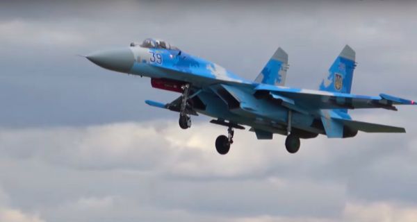 Sukhoi SU-27 Ukraina Mengudara, Pilotnya Serahkan Diri ke Romania - JPNN.com