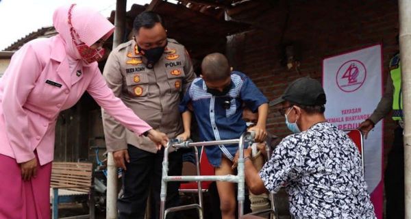 AKBP Budi Beri Bantuan Kaki Palsu untuk Bocah Penderita Kanker Tulang - JPNN.com