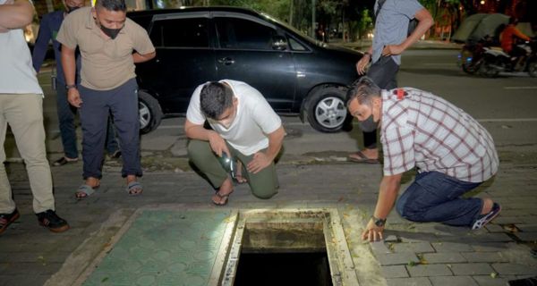 Bobby Nasution Periksa Kondisi Got di Lapangan Merdeka, Lihat - JPNN.com