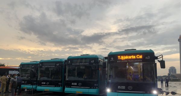 Bus Listrik TransJakarta Sudah Lolos Uji Coba, Diklaim Aman Meski Terobos Banjir - JPNN.com