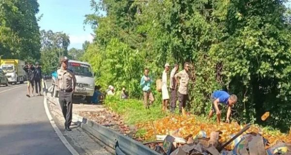 Truk Hino Terguling, 8 Ton Minyak Goreng Tumpah Jadi Kayak Begini - JPNN.com