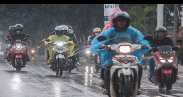 Polisi Larang Warga Pakai Sandal Saat Mengendarai Motor - JPNN.com