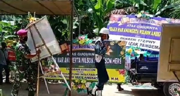 Sejumlah Prajurit Marinir Berjaga di Lorong Rumah Korban Penyerangan KKB, Lihat Itu - JPNN.com