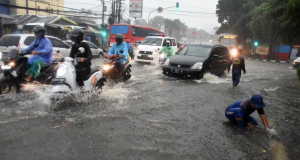 Waspada Hujan dan Angin Kencang, Berikut Prakiraan Cuaca Hari Ini - JPNN.com