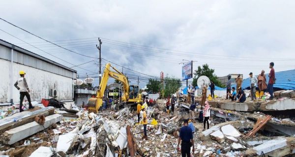 Saat Bangunan Alfamart Ambruk, Pengunjung Sedang Ramai - JPNN.com