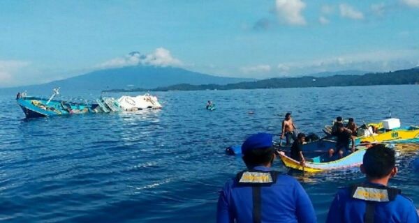 Detik-Detik Polairud Mengevakuasi 13 ABK KM Metanoia GT 29 di Perairan Bitung - JPNN.com