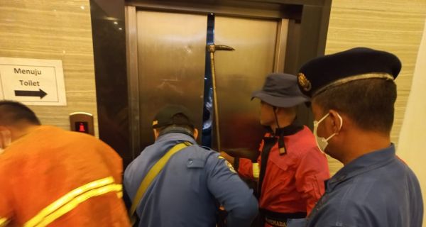 Kelebihan Beban, Lift di Gedung Ini Macet, Pengunjung Panik - JPNN.com