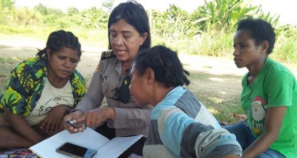 Lihat Aksi Mulia Polwan Mengajarkan Mace dan Anak-Anak Baca Tulis di Papua - JPNN.com