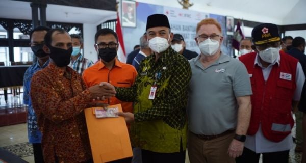 PMI dan IFRC Gandeng Pos Indonesia Salurkan Bantuan Untuk Korban Erupsi Semeru - JPNN.com