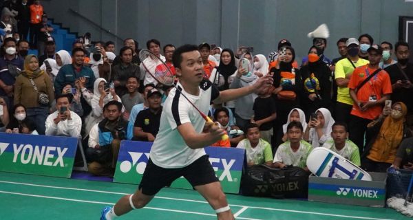 Buka Acara Turnamen Wali Kota Sukabumi, Taufik Hidayat Hibur Penonton GOR Merdeka - JPNN.com