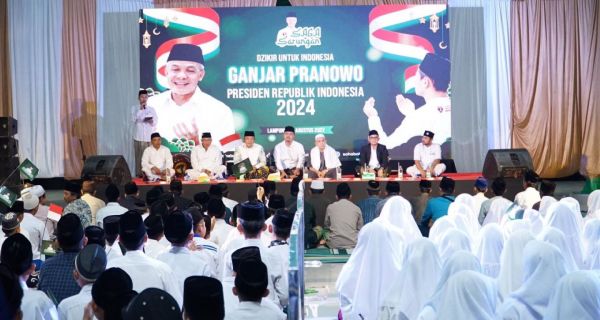 HUT ke-77 RI, Ribuan Santri di Lampung Doakan Pahlawan dan Ganjar untuk Presiden 2024 - JPNN.com